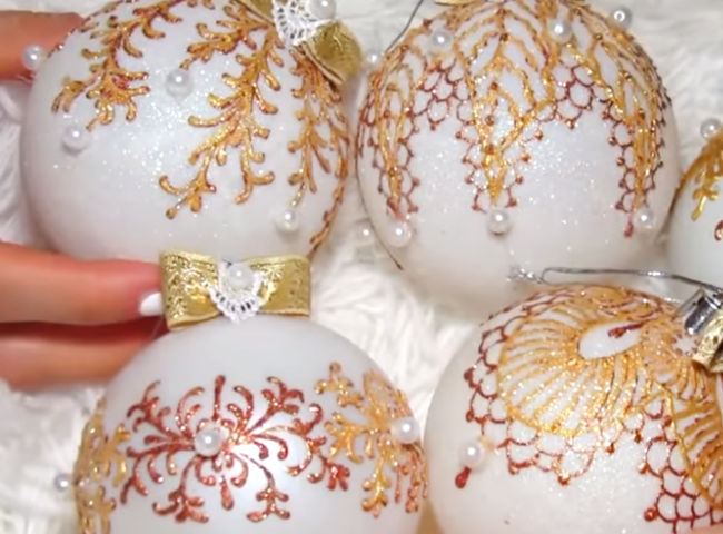 7 чудових способів мереживного розпису новорічних кульок